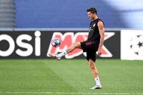 中欧体育官方网站-莱万多夫斯基回归赛场，战术调整首场状态亮眼，DWG观众沸腾！的简单介绍