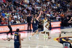 中欧体育-关于纳达尔回归赛场，关键助攻首场状态亮眼，湖人观众沸腾！的信息